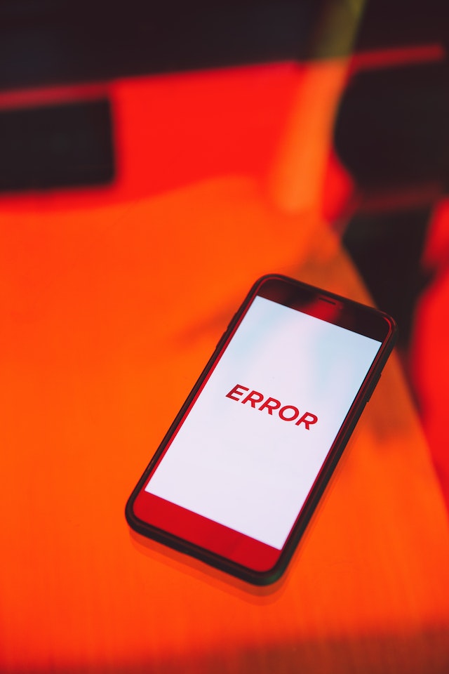 El iPhone muestra un mensaje de error.