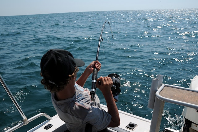 Photos d'un homme en train de pêcher.