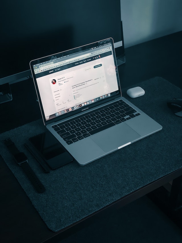 pexels-zesan-8524589 | Path Social كمبيوتر محمول مفتوح على ملف تعريف Upwork الشخصي لموظف مستقل.