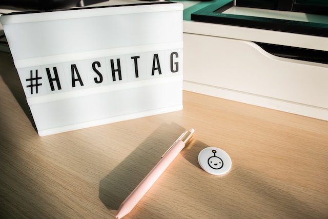 Un stylo sur un bureau avec une zone de texte indiquant #hashtag.