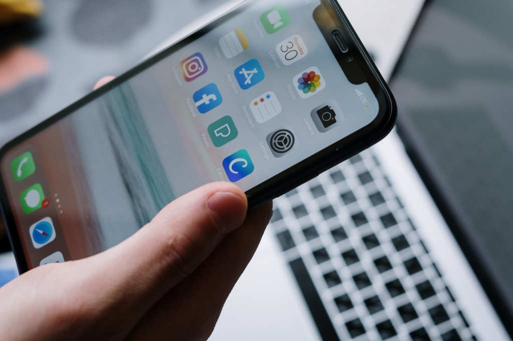 image-9 | Path Social Alguém com o telemóvel na mão a olhar para as aplicações de modelos de capas de realce Instagram .