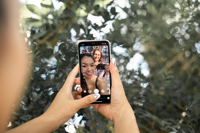 Two girls filming a video for their Instagram Stories.