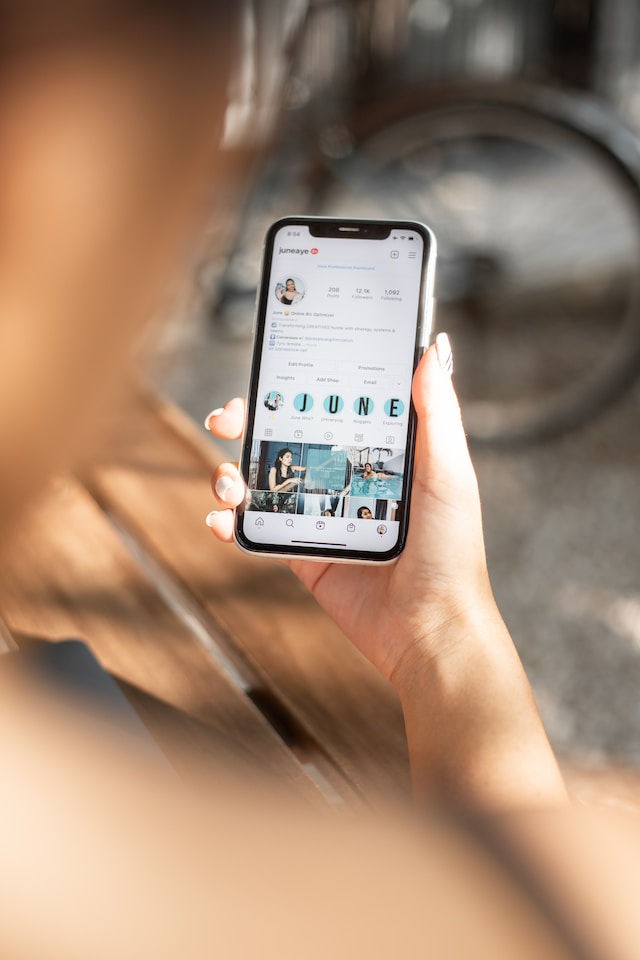 june-aye-7UhkQGlOVJI-unsplash | Path Social une main tenant un téléphone