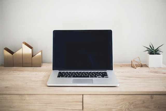 kari-shea-1SAnrIxw5OY-unsplash | Path Social Laptop sitting on desk with blacked out screen over computer Instagram lite app.