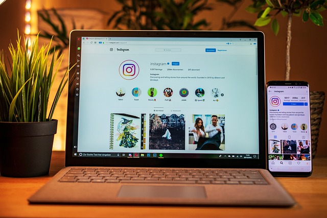  Une femme accède à Instagram sur son téléphone et son ordinateur portable.