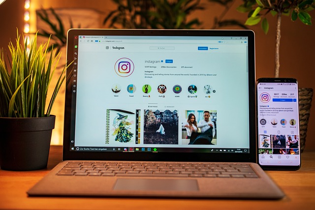  Femeie care accesează Instagram atât de pe telefon, cât și de pe laptop.&gt;