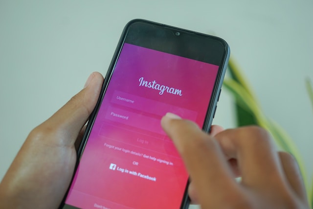 Une personne se connectant à Instagram et saisissant ses informations dans le champ du nom d'utilisateur.