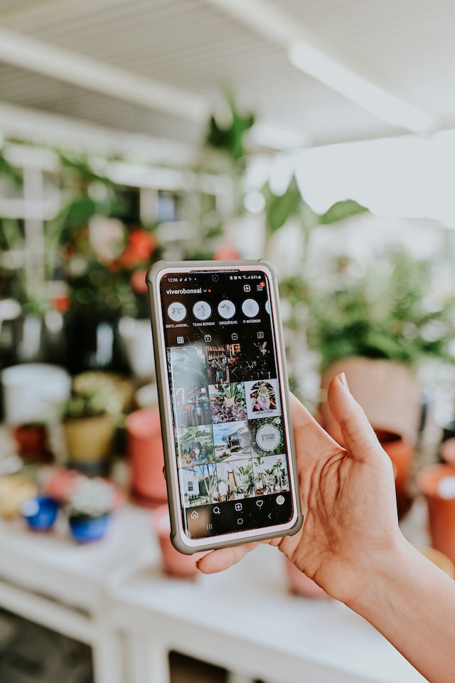 Een persoon met een mobiele telefoon