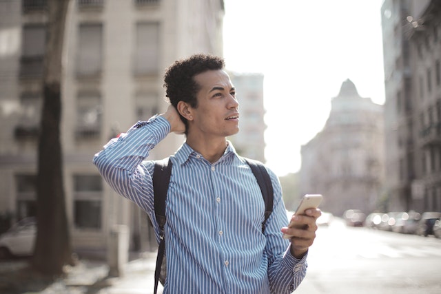 Una persona al telefono che si chiede perché non posso taggare qualcuno su Instagram?