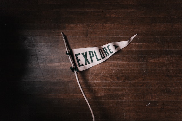 Witte vlag met het woord "Explore".