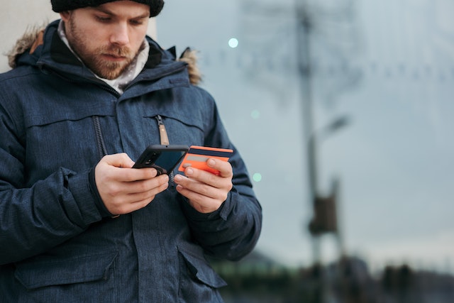 Un homme saisit les détails de sa carte de crédit pour passer à la caisse dans un magasin Instagram .