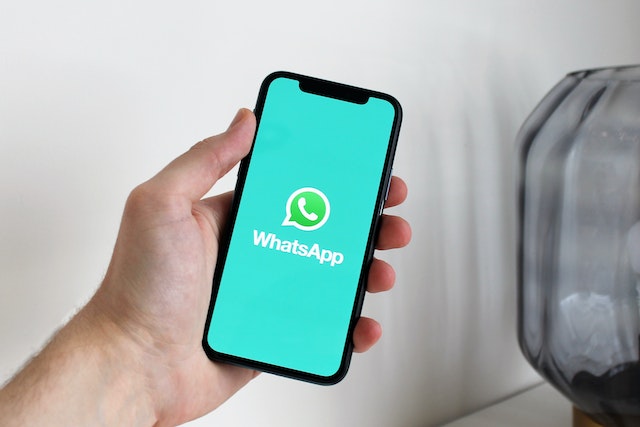 휴대폰의 WhatsApp 로고.