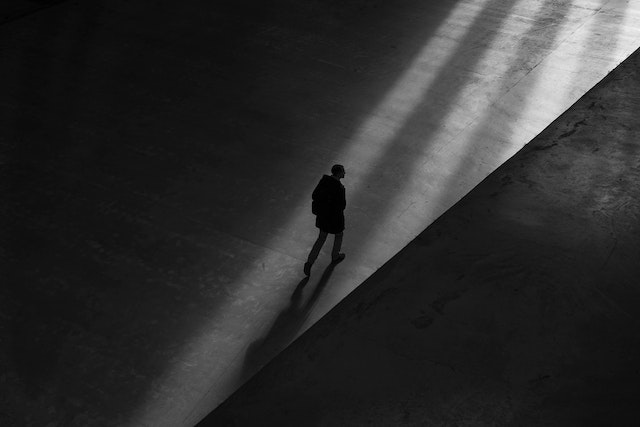 Homme marchant sur le sol