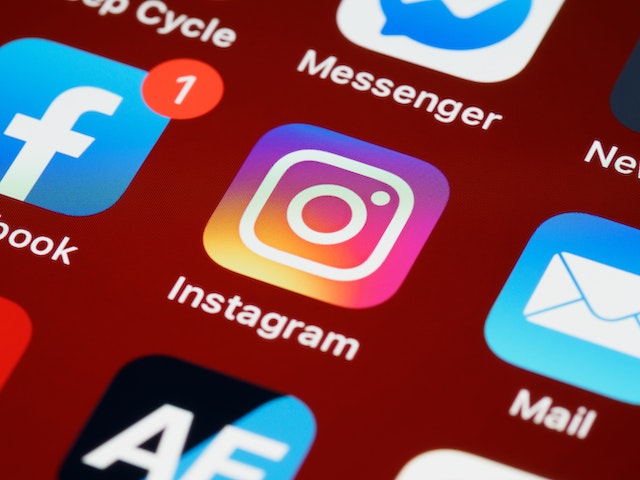 Schermo di smartphone rosso e blu con l'icona Instagram