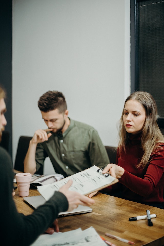pexels-cottonbro-studio-3205567 | Path Social Bărbat și femeie stând lângă masă