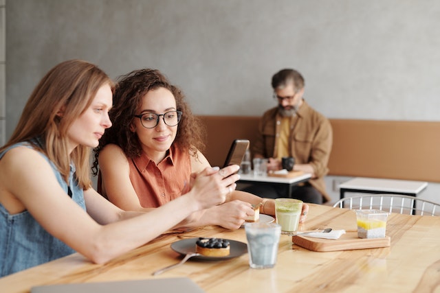 Twee vrienden stellen de vraag, waarom kan ik iemand niet taggen op Instagram?