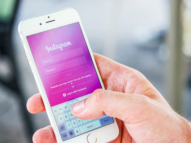 Telefone aberto para Instagram tela de login.