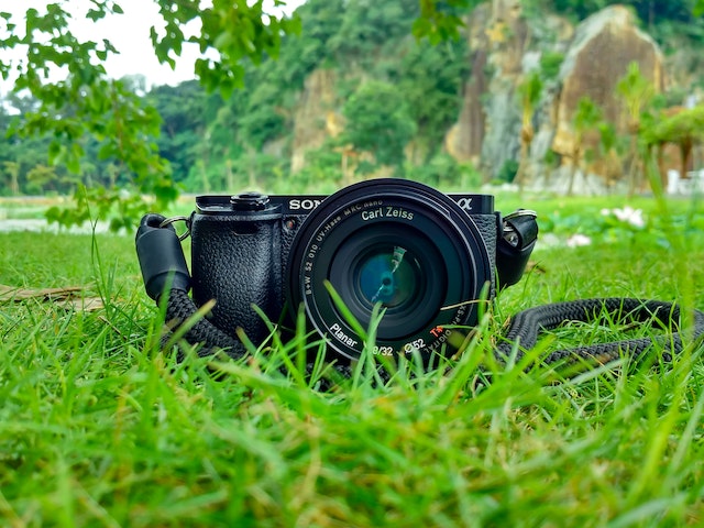 Camera in het gras.