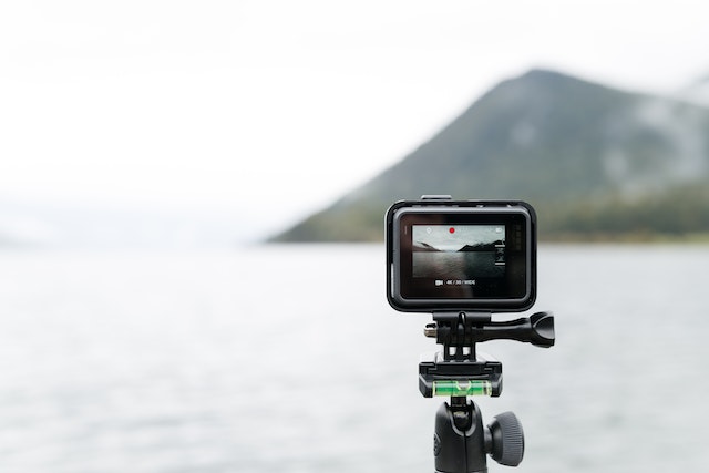 Schwarze Action-Kamera mit Blick aufs Wasser