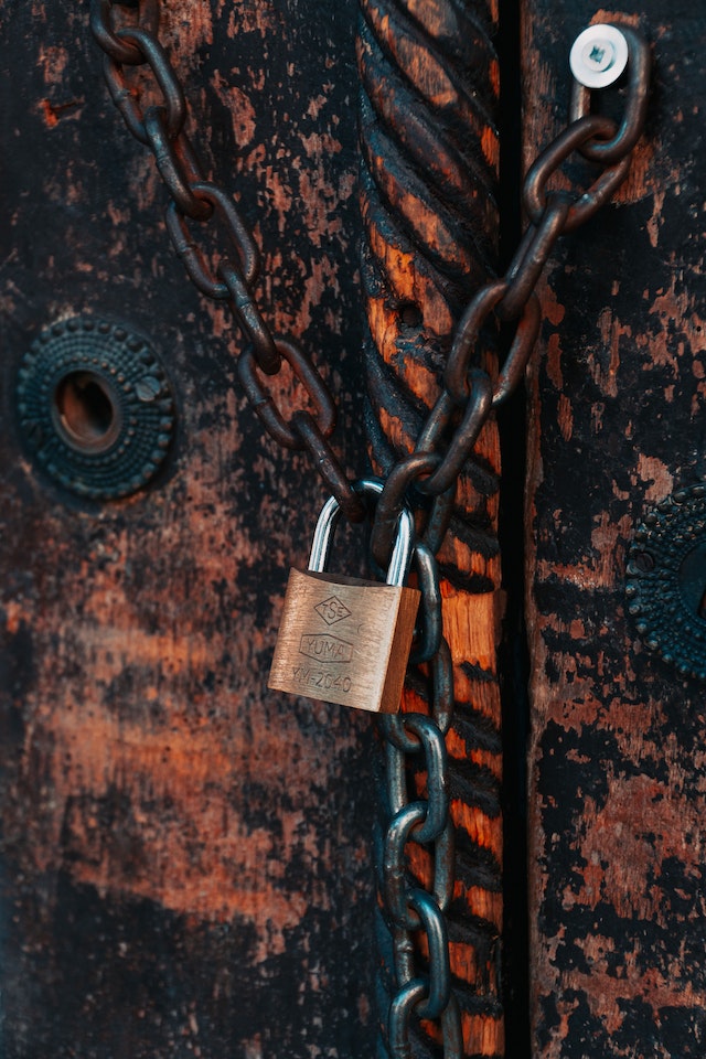 pexels-gokhan-yetimova-14893194 | Path Social 자물쇠로 고정된 체인 링크.
