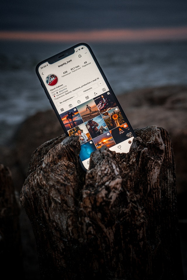 pexels-iurii-laimin-9693361 | Path Social Gros plan sur un téléphone portable posé sur une roche volcanique.