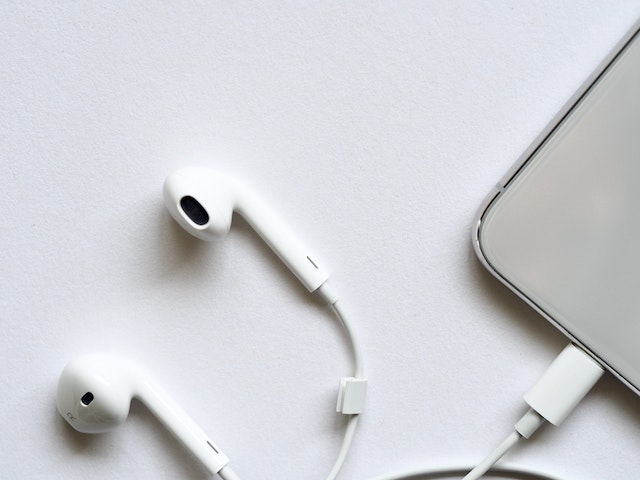 Auriculares Apple conectados al teléfono.