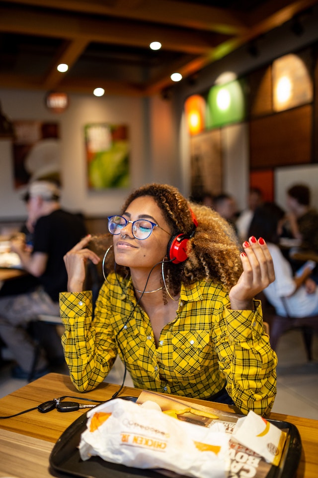 Vrouw luistert naar muziek via een koptelefoon.