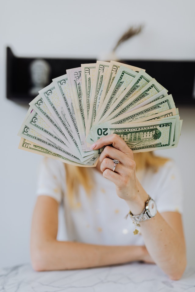 pexels-karolina-grabowska-4968649 | Path Social امرأة تُظهر كم تقاضت من أجر شهر مقابل البكرات على Instagram