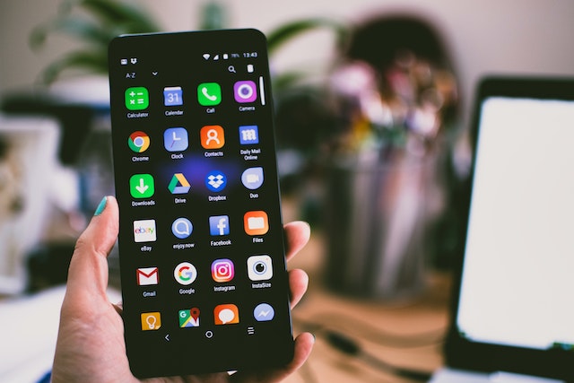 pexels-lisa-fotios-1092644 | Path Social La mano tiene un telefono Android.