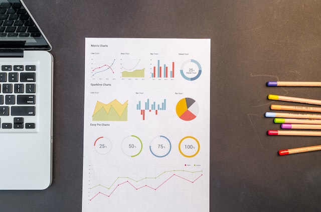 Charts auf schwarzem Holztisch