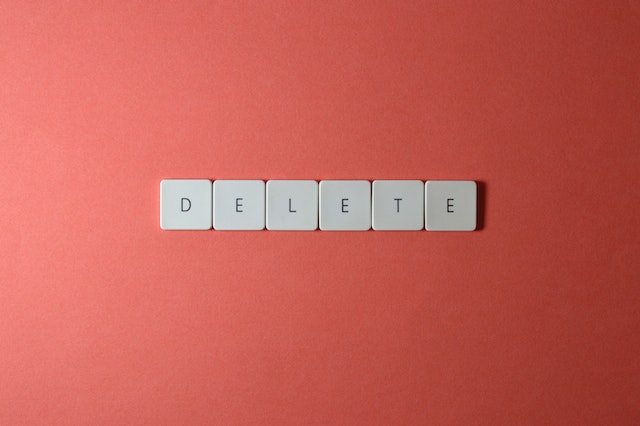 Keyboard keys that spell out “delete.”