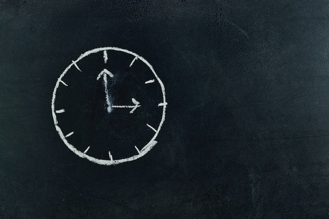 pexels-miguel-a-padrinan-745365 | Path Social Orologio analogico con superficie nera