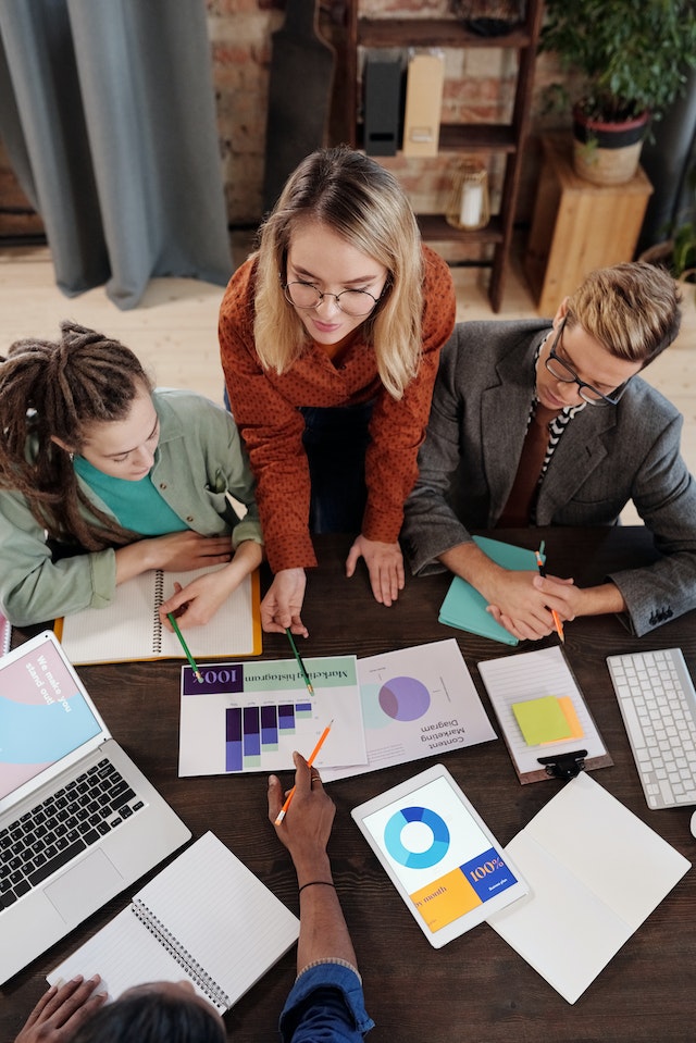 Un groupe de personnes discutant de graphiques sur une table