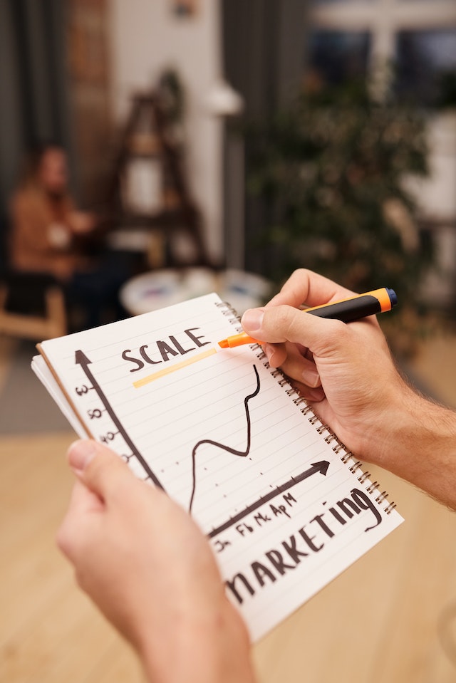 Persona dibujando en un cuaderno