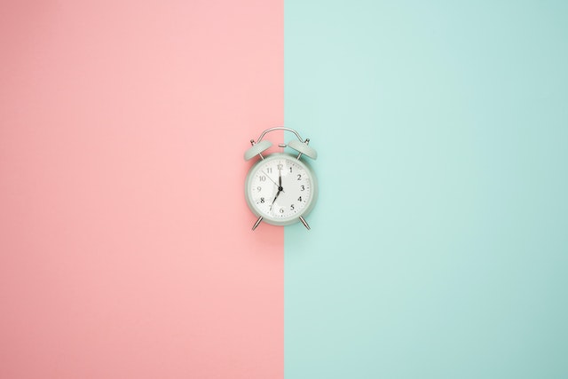 pexels-moose-photos-1037993 | Path Social Orologio grigio a doppia campana