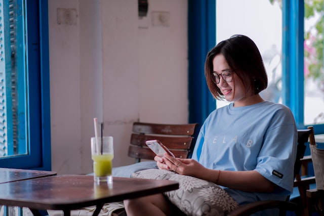 Une femme qui laisse des commentaires sur Instagram pour des articles qu'elle a achetés.