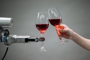 Un robot con un bicchiere di vino in mano