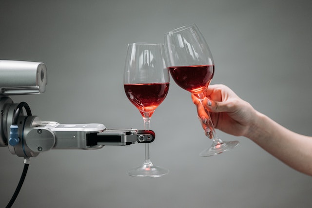 Un robot tenant un verre de vin