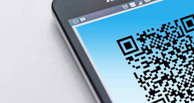 Écran de téléphone avec code QR affiché.