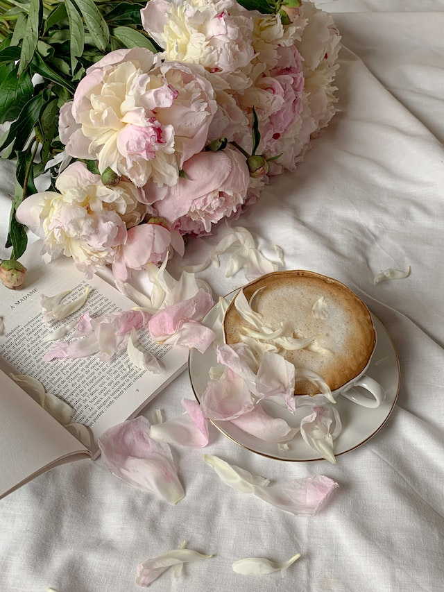 Fiori pastello, caffè e libro.