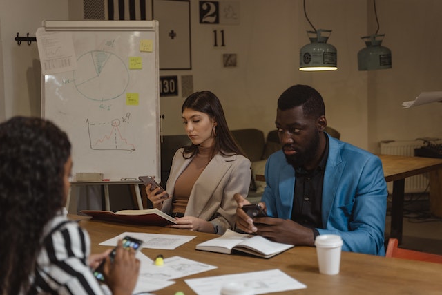 pexels-tima-miroshnichenko-5686086 | Path Social Compañeros de trabajo leyendo las reseñas de Instagram para el lanzamiento de un producto reciente.