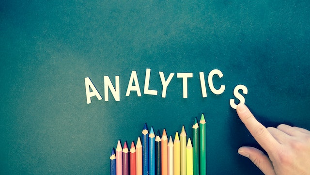 "Analytics" scritto sopra i pastelli.