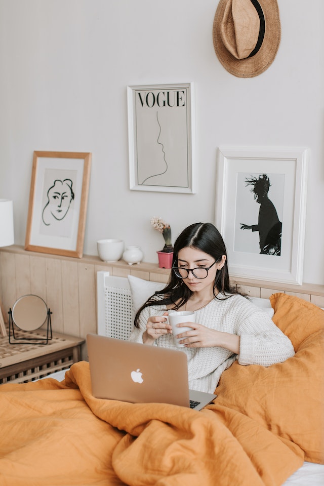 Mujer en el sofá con su portátil.