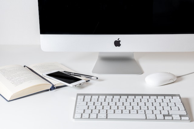 pexels-ylanite-koppens-1809338 | Path Social iMac, telefono e libro