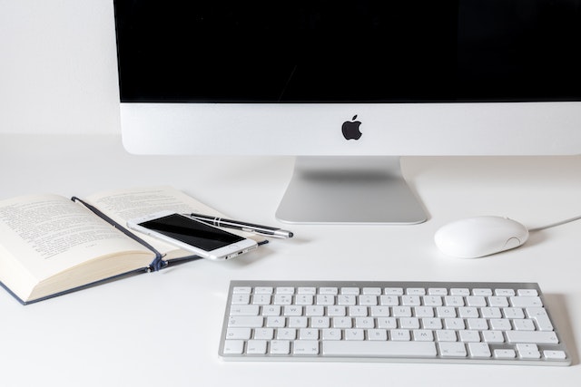 iMac, telefono e libro