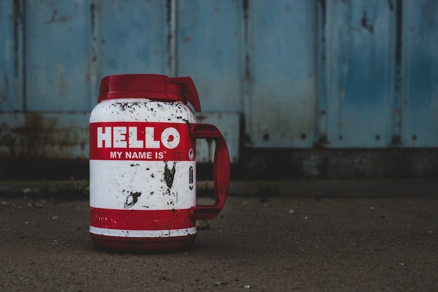 instagram ユーザー名の変更方法を表す「hello my name is」のステッカーが貼られたマグカップ。