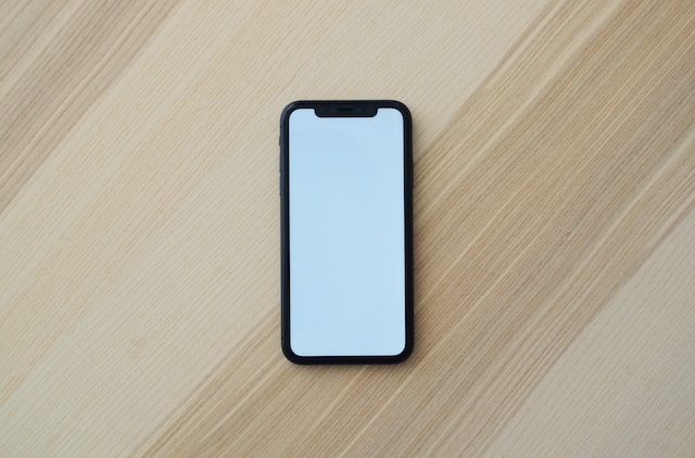 vojtech-bruzek-J82GxqnwKSs-unsplash | Path Social Android phone sitting on desk.