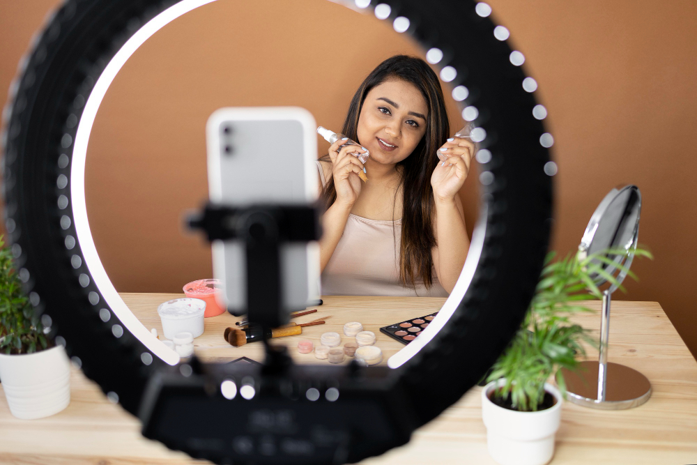 Influencer de belleza que graba en vídeo sus tutoriales de maquillaje