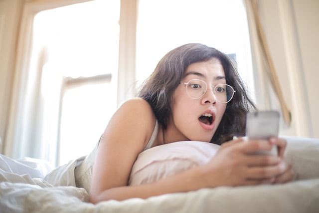 Vrouw in paniek na het plaatsen van een opmerking op Instagram waar ze spijt van heeft.