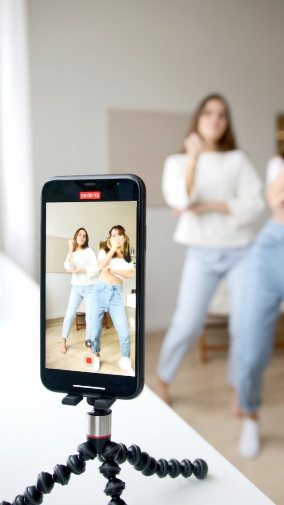 pexels-artem-podrez-6003074 | Path Social Frauen, die mit einem Smartphone aufnehmen.